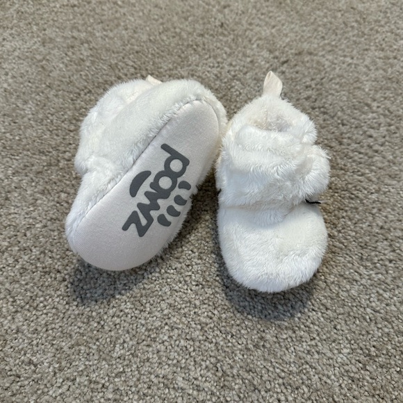 PAWZ Soft White Baby Booties NWT - Picture 2 of 3